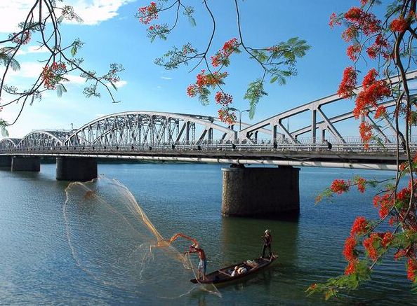 Truong-Tien-bridge-in-Hue-Vietnam-1